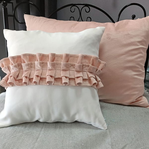 poduszka z różową falbaną | zaslony-firany.pl