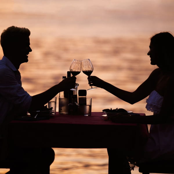 romantyczna kolacja o zachodzie słońca