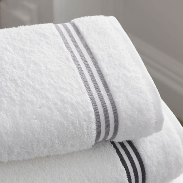 ręczniki łazienkowe białe ze zdobieniem