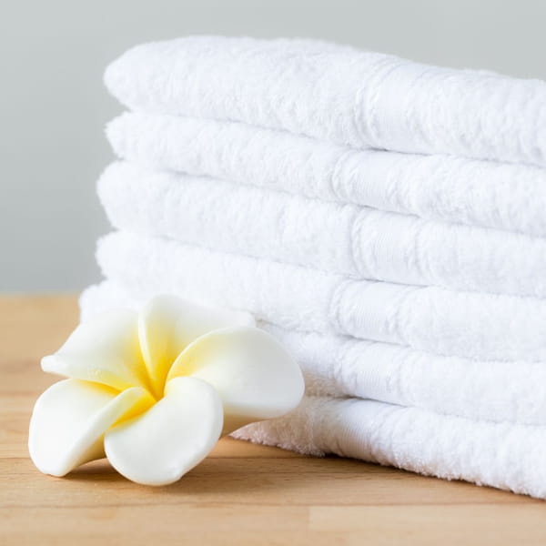 białe bawełniane ręczniki łazienkowe