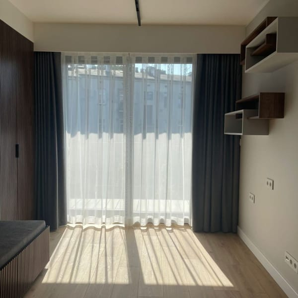 dekoracja okienna z ciemno szarymi zasłonami | Bagdad Nowy Sącz dekoracja okienna z ciemno szarymi zasłonami | Bagdad Nowy Sącz