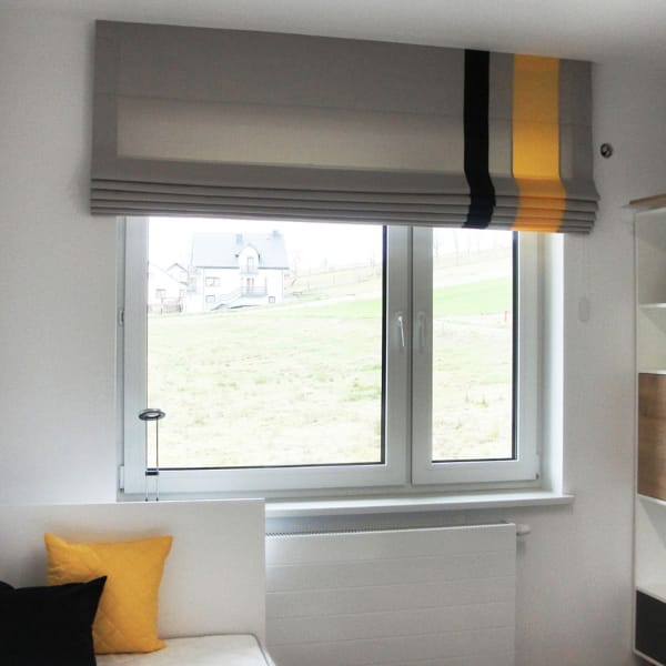 szara roleta rzymska z żółtym i czarnym paskiem | Bagdad Nowy Sącz szara roleta rzymska z żółtym i czarnym paskiem | Bagdad Nowy Sącz