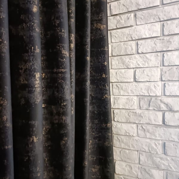 czarna zasłona ze złotymi zdobieniami czarna zasłona ze złotymi zdobieniami