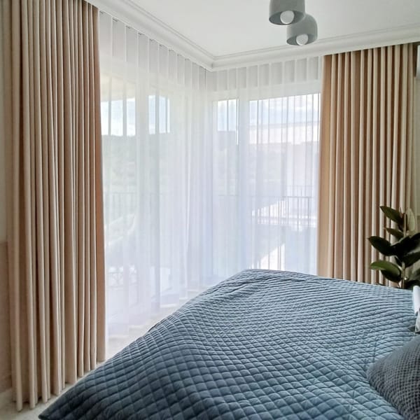 ciepłe beżowe zasłony i gładkie białe firany na taśmie fala | Bagdad Nowy Sącz