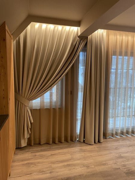 beżowa zasłona z upięciem | Bagdad Nowy Sącz