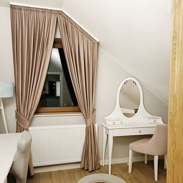 beżowa zasłona z upięciem | Bagdad Nowy Sącz beżowa zasłona z upięciem | Bagdad Nowy Sącz