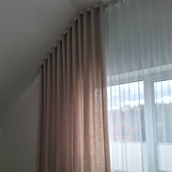 beżowe lniane zasłony montaż na skosie | Bagdad Nowy Sącz