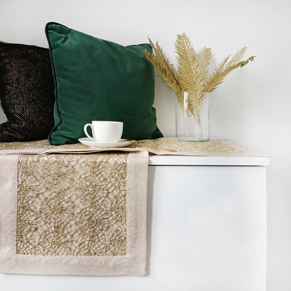Elegancka czarna poszewka na poduszkę 45x45 złoty wzór tłoczona SHINY | zaslony-firany.pl